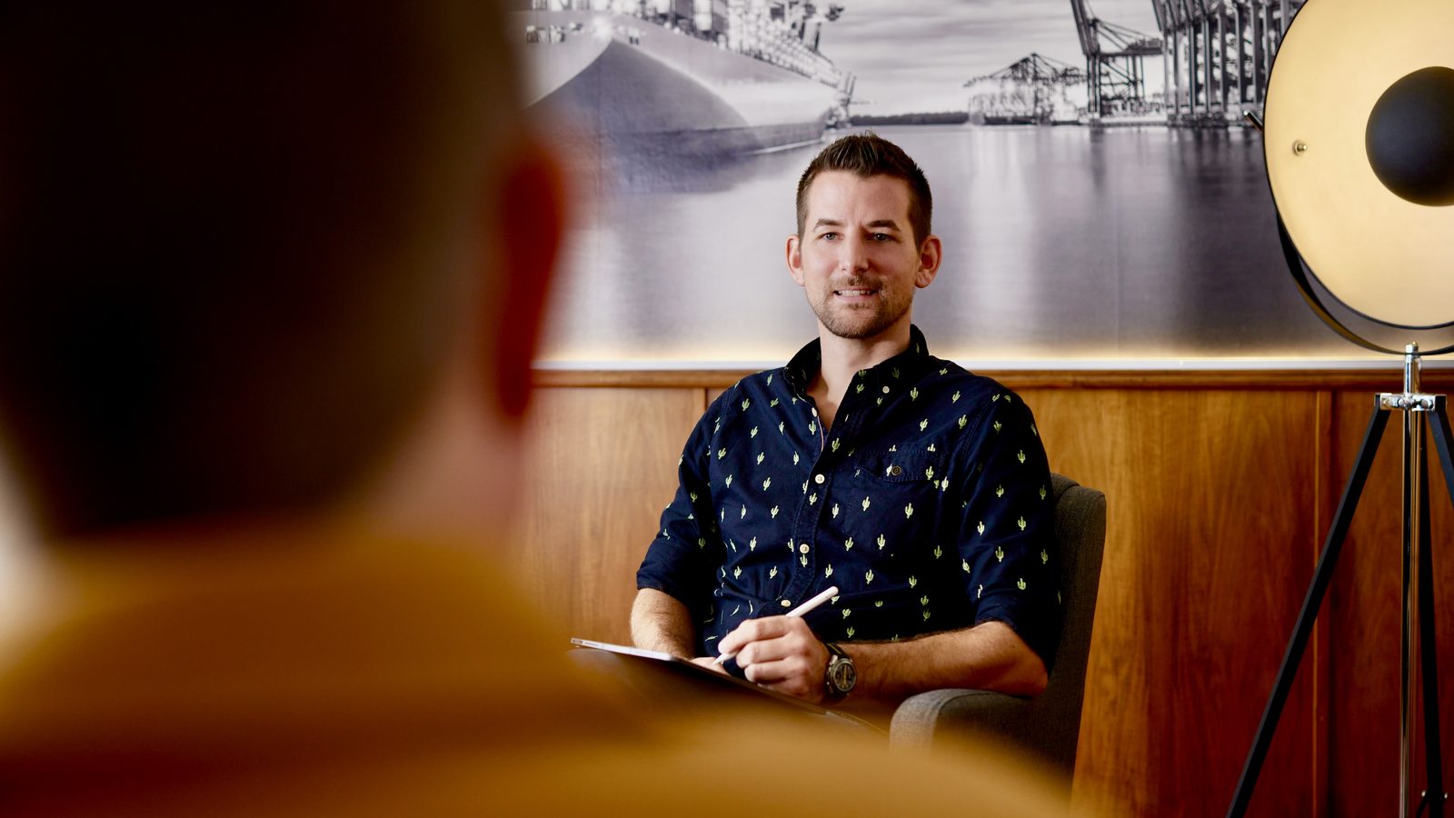 Beratungssituation bei Kooperation plus — Sebastian Gabel im Gespräch